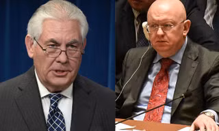 Bộ trưởng Ngoại giao Mỹ Rex Tillerson (trái) và Đại sứ Nga tại LHQ Vasily Nebenzia.