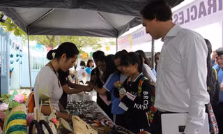 Hào hứng với các sản phẩm handmade từ những vật dụng thân thiện với môi trường. Ảnh: Giang Thanh