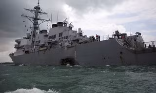 Chuyên gia Nga cho rằng, sự cẩu thả của thủy thủ đoàn John S. McCain là nguyên nhân của vụ va chạm không đáng có. Ảnh: Reuters