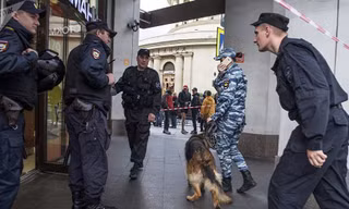 Lực lượng an ninh tiến hành sơ tán người dân tại Saint Petersburg, Nga. Ảnh: Sputnik