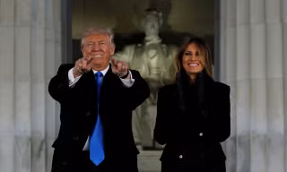 Trump và vợ trước thềm lễ nhậm chức. 