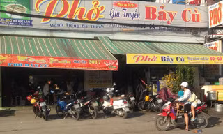 Hàng ăn đắt khách ngày đầu năm