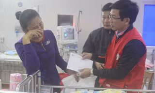 Nhà tài trợ cùng các đơn vị sẻ chia cùng với bệnh nhân nghèo.