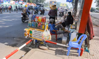 Đủ kiểu lắp barie ngăn xe máy lên vỉa hè Sài Gòn
