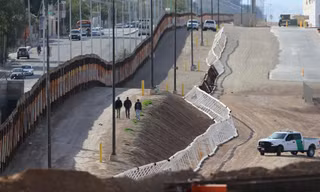 Một đoạn tường ngăn biên giới Mỹ và Mexico, thuộc tiểu bang California. Ảnh: Reuters