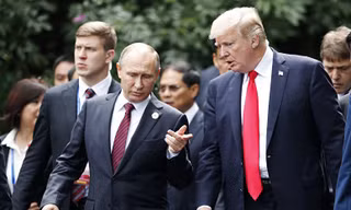 Tổng thống Mỹ Donald Trump nói chuyện với người đồng cấp Nga Vladimir Putin tại APEC 2017. Ảnh: AP