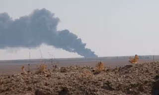 Cột khói bốc lên tại khu vực gần Deir ez-Zor sau khi quân đội Syria phá vỡ vòng vây hãm của IS vào ngày 8/9. Ảnh: RT