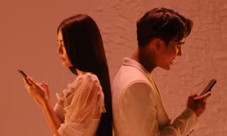 Phim “Tiệc trăng máu” tung MV nhạc phim cũng phơi bày những giả dối sau chiếc điện thoại 