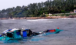 Bão gây sóng lớn đánh chìm ba tàu cá ở Nghệ An
