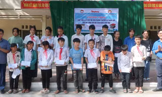 Đoàn Thanh niên Báo Tiền Phong tặng sách giáo khoa và học bổng tới học sinh vùng cao