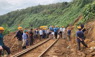 Đường sắt Bắc - Nam thông tuyến sau gần 2 ngày gián đoạn vì mưa lũ