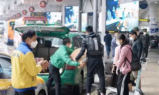 Chặn taxi dù ‘chặt chém’ khách ở các sân bay dịp Tết 