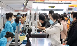 Hàng không dồn dập tăng chuyến, vé máy bay đi TPHCM hạ nhiệt