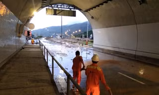 Nước lũ cuốn theo đất đá bủa vây hầm Hải Vân, Quốc lộ 1A bị chia cắt 