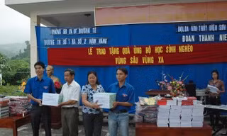 Tặng 200 áo đồng phục cho học sinh nghèo vùng cao