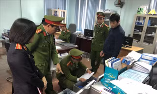 Cơ quan chức năng khám xét tại trụ sở BQLDA Môi trường và Biến đổi khí hậu TP Đồng Hới
