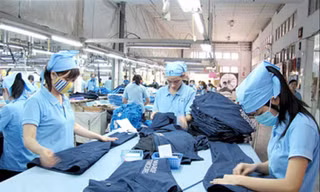 DN dệt may vẫn gặp khó khăn do không có đơn hàng mới. Ảnh: Nguyễn Bằng