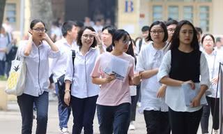 Thí sinh sau khi thi xong môn thi Toán tại điểm thi trường THPT Việt Đức - Hà Nội. Ảnh: Như Ý