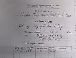 Bìa đỏ của anh Nguyễn Văn Hùng được cấp năm 2003 nhưng đến nay vẫn chưa nhận được đất