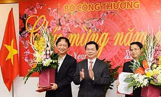 Ông Vũ Huy Hoàng (giữa) bị cách chức Bí thư Ban cán sự Đảng Bộ Công Thương và xóa tư cách nguyên Bộ trưởng Bộ Công Thương