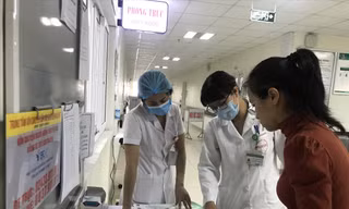 Bác sĩ Ninh (giữa) hướng dẫn người về từ Vũ Hán làm thủ tục y tế. Ảnh: Thái Hà