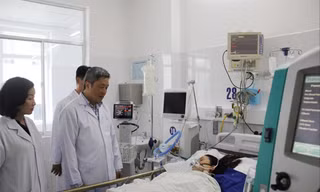 Thứ trưởng Bộ Y tế Nguyễn Trường Sơn thăm sản phụ N.T.H đang điều trị tại bệnh viện Đà Nẵng Ảnh: T.T