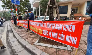Người dân kéo đến căng băng rôn đòi nhận nhà tại trụ sở UBND quận Ba Đình