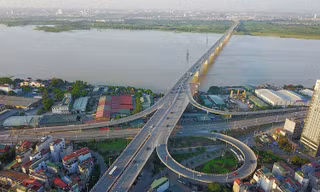 Hà Nội vừa quyết định dùng vốn đầu tư công để xây dựng cầu Vĩnh Tuy giai đoạn 2 do nhà đầu tư rút lui bởi chưa có quy định mới về các dự án BT. Ảnh: PV 