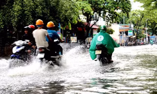 TPHCM ngập nặng chỉ sau vài cơn mưa đầu mùa