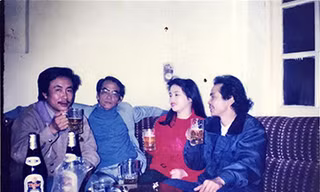 Nhà thơ Nguyễn Trọng Tạo (bìa phải). Từ trái qua là nhà văn Nguyễn Quang Lập, nhà thơ Hoàng Phủ Ngọc Tường và tác giả bài báo. Ảnh: NGUYỄN ĐÌNH TOÁN