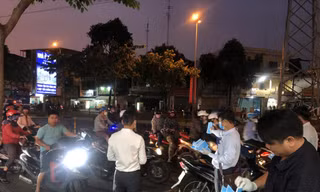 Những chiếc khẩu trang nghĩa tình lúc nửa đêm ở Sài Gòn