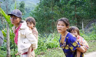 Người dân tháo chạy khi xảy ra sạt lở. Ảnh: H. Văn