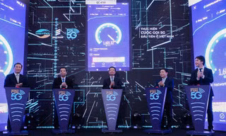 Bộ trưởng Bộ Thông tin và Truyền thông Nguyễn Mạnh Hùng, Bộ trưởng Bộ Khoa học và Công nghệ Chu Ngọc Anh cùng đại diện doanh nghiệp ấn nút thực hiện cuộc gọi 5G đầu tiên tại Việt Nam vào 10/5/2019