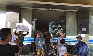 Ngư dân tập trung tại trụ sở Cty Bảo việt Quảng Bình
