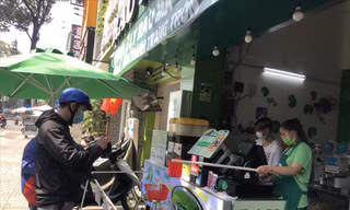 Mở cửa kinh doanh sau thời gian cách ly, hàng quán vẫn đảm bảo giữ khoảng cách an toàn. Ảnh: U.P