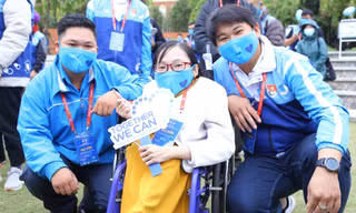 Cô giáo xương thủy tinh Nguyễn Ngọc Tâm (ở giữa) ẢNH: Đức Văn 