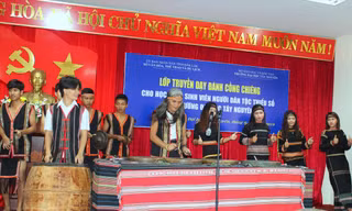 Sinh viên trường Đại học Tây Nguyên tập đánh chiêng. Ảnh: N.T 