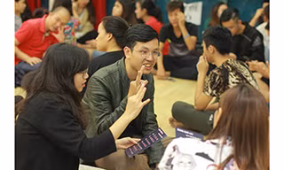 Các bạn người Điếc và người Nghe cùng làm việc nhóm thông qua ngôn ngữ ký hiệu. Ảnh: Nhã Khanh