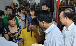 Chủ tịch UBND thành phố Hà Nội Nguyễn Ðức Chung thăm, động viên, chia buồn với gia đình, người thân của chị Hà. Ảnh: VH