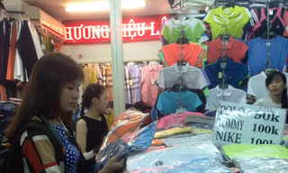 Người tiêu dùng dễ dàng mua “hàng hiệu, giá bèo” tại nhiều TTTM lớn ở TPHCM 