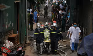 Thi thể được đưa ra ngoài. Ảnh: TH