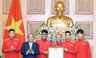 Thủ tướng Nguyễn Xuân Phúc trao tặng Huân chương Lao động hạng Nhất cho Đội tuyển bóng đá nam quốc gia