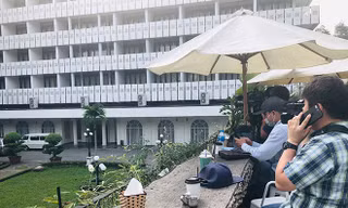 Các phóng viên săn tin về hội nghị thượng đỉnh tại Hà Nội. Ảnh: Lan Anh