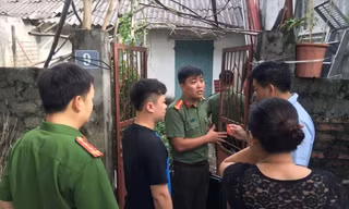 Công an khám nơi ở của đối tượng Nguyễn Khắc Tuấn, nguyên là chuyên viên phòng Khảo thí và quản lý chất lượng, Sở GD&ĐT Hòa Bình. Ảnh: Nguyễn Hoàn