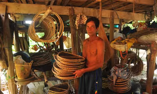 Ông Lê Văn Nghiệp bên dàn lọp của mình. Ảnh: HÒA HỘI