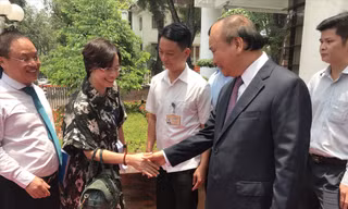 Thủ tướng Nguyễn Xuân Phúc chia sẻ với DN “khó khăn bằng hai thì chúng ta phải cố gắng bằng ba để vượt qua”. Ảnh: Phạm Anh