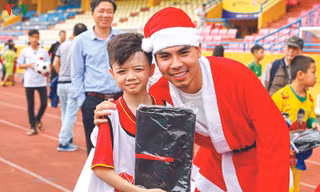 Tiền vệ Đức Huy trong vai ông già Noel