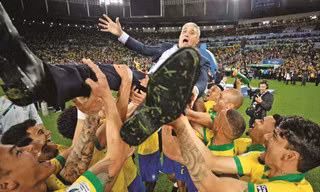 Các cầu thủ Brazil ăn mừng danh hiệu vô địch cùng HLV Tite