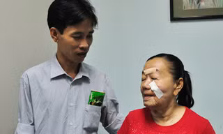 Cô gái hóa bà lão đang dần trẻ lại