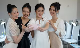 Thí sinh Hoa hậu Việt Nam 2022 hào hứng với buổi chụp hình được thực hiện rất chuyên nghiệp